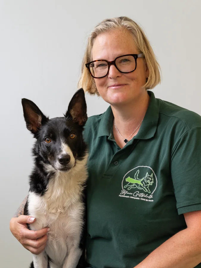 Portrait Stefanie Gottschalk in ihrer Praxis für Hundephysiotherapie und Osteopathie