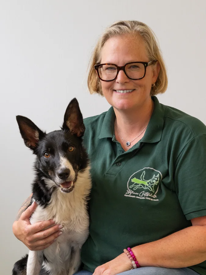 Portrait Stefanie Gottschalk in ihrer Praxis für Hundephysiotherapie und Osteopathie